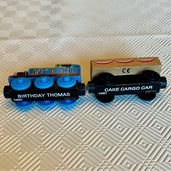 2012 Thomas & Friends Wooden Railway Train Happy Birthday Thomas W/Cargo No Cake - Picture 6 of 7